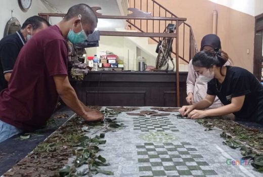 Kisah Sukses, Batik Ecoprint Yayuk E Agustin, Hasilkan Cuan Puluhan Juta - GenPI.co JATIM