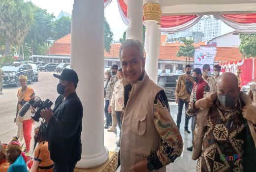 Jawaban Ganjar Pranowo Soal Sosok Rambut Putih - GenPI.co JATIM