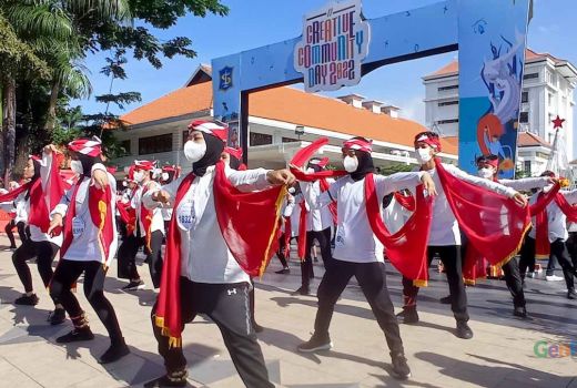 Ratusan Pelajar Surabaya Antusias Ikut Tari Remo Massal, Sudah Tiba Sejak Pagi - GenPI.co JATIM