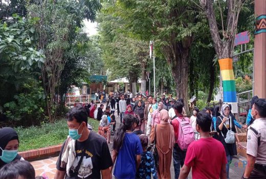 Hari Pertama Tahun 2023, KBS Diserbu Wisatawan - GenPI.co JATIM