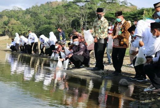 Unik, Ada Sedekah Menebar Ikan di Waduk Sermo Kulon Progo - GenPI.co JOGJA