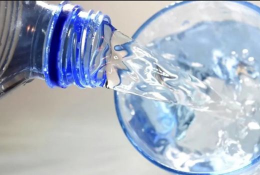 Perbedaan Air Mineral dengan Air Putih, Catat Manfaatnya - GenPI.co JOGJA
