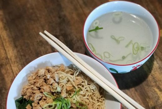 Menikmati Mie Ayam Grabyas di Emperan Malioboro - GenPI.co JOGJA
