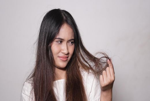 Rambut Ikal dan Berantakan? Minyak Kelapa Bisa Jadi Solusi - GenPI.co JOGJA