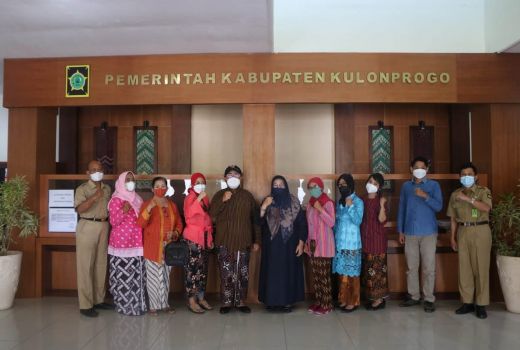 Bupati Kulon Progo Minta Perempuan Berkebaya Lestarikan Budaya - GenPI.co JOGJA