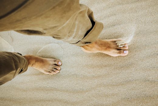 Mulai Sekarang Rajin-Rajin Jalan Tanpa Alas Kaki, Ini Alasannya - GenPI.co JOGJA