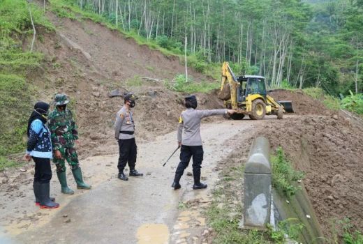 Tinjau Lokasi Longsor, Kapores Kulon Progo Puji Gotong Royong Tim - GenPI.co JOGJA