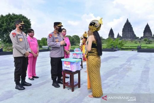 Bantu Para Seniman Yogyakarta, Kapolri Serahkan 700 Paket Bansos - GenPI.co JOGJA