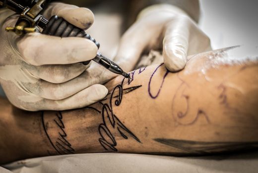 Hati-hati Kalau Buat Tato! Ini Bahayanya, Salah Satunya HIV/AIDS - GenPI.co JOGJA