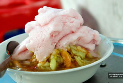 Pedas, Asam, Manis Rujak Es Krim Pakualaman, Bikin Ketagihan - GenPI.co JOGJA