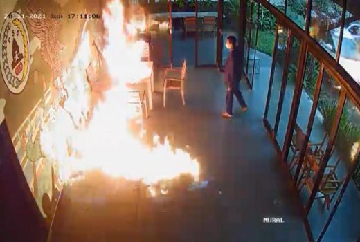 Omah PSS Sleman Dibakar, Pelaku Terlihat Santai - GenPI.co JOGJA