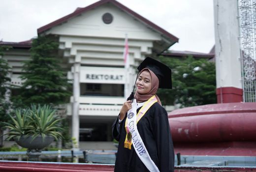 Bukan Pelayan Warung Biasa, Gadis Ini Wisudawan Terbaik UNY - GenPI.co JOGJA