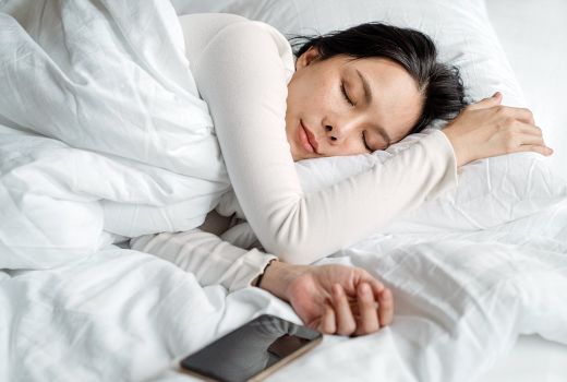 Jangan Lagi Tidur Dekat Ponsel, Ini Bahayanya, Bisa Kena Kanker - GenPI.co JOGJA
