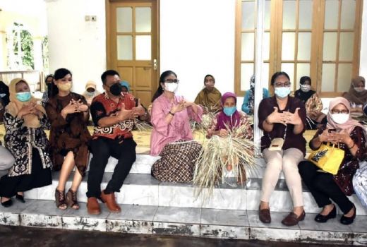Menteri PPPA Ajak Pengrajin Anyaman Pandan di Bantul Berinovasi - GenPI.co JOGJA