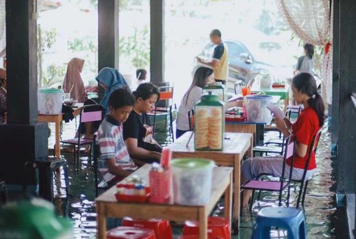 Soto Cokro Kembang di Sleman, Sensasi Makan di Dalam Kolam - GenPI.co JOGJA