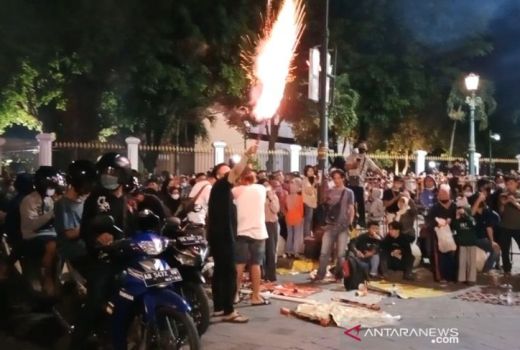 Walau Dilarang Pemda DIY, Warga Tetap Menyalakan Kembang Api - GenPI.co JOGJA
