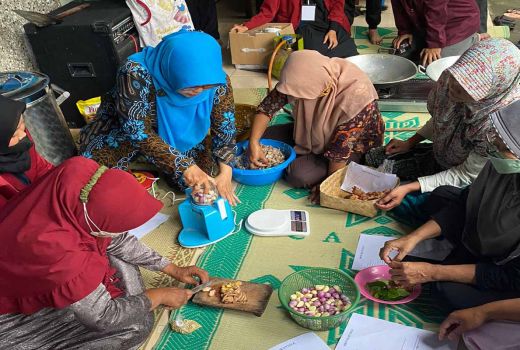 Abdimas UMY Latih Ibu-ibu di Turi Sleman Bikin Abon Lele - GenPI.co JOGJA