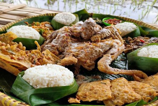 Redjo-Redjo Resto di Sleman, Mencicipi Ingkung di Tengah Sawah! - GenPI.co JOGJA