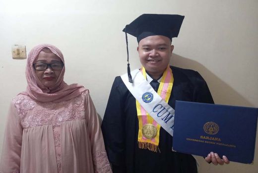 Insipiratif! Anak Buruh Catering Ini Jadi Lulusan Terbaik UNY - GenPI.co JOGJA