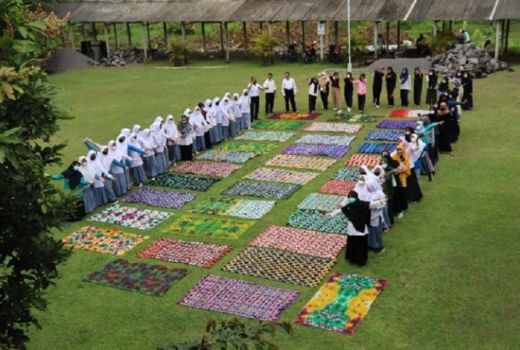 Kece! Puluhan Siswa di Sleman Ini Dilatih Membatik ala Jepang - GenPI.co JOGJA