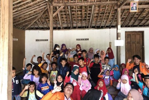 Seru! Mahasiswa UAD Ajari Bahasa Inggris Anak-anak di Gunungkidul - GenPI.co JOGJA