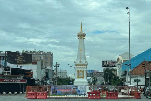 Duhh, Turis Berfoto di Tugu Yogyakarta Hampir Tertabrak Kendaraan - GenPI.co JOGJA