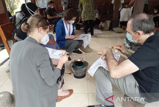 Kece! Delegasi G20 Belajar Bikin Batik di Imogiri Bantul - GenPI.co JOGJA