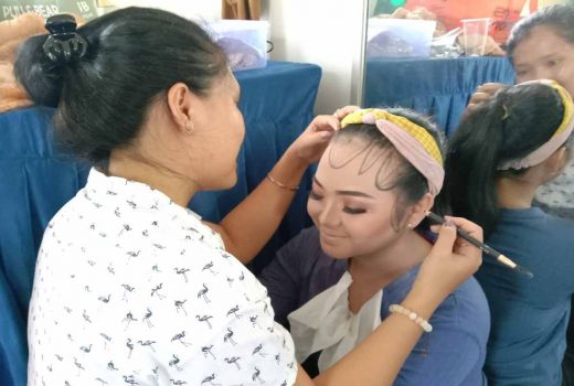 Belasan Perempuan di Sleman Dilatih Tata Rias Gaya Jogja - GenPI.co JOGJA