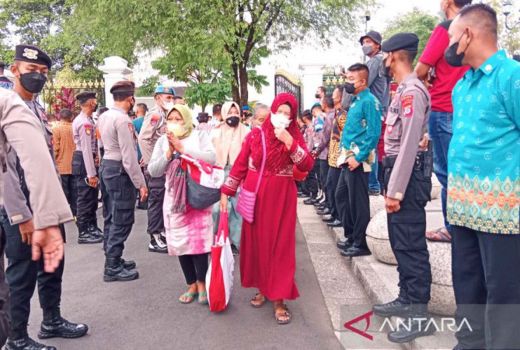 Lebaran di Yogyakarta, Jokowi Bagi-bagi Sembako ke Warga - GenPI.co JOGJA