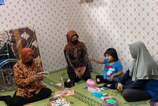 Anak di Gunungkidul Bocor Ginjal, Mensos Risma Bawakan Mainan - GenPI.co JOGJA