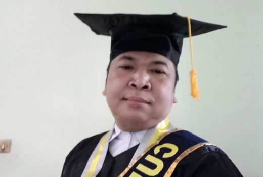 Sosok Pria Usia 47 Tahun, Berhasil Jadi Wisudawan Terbaik di UPN - GenPI.co JOGJA