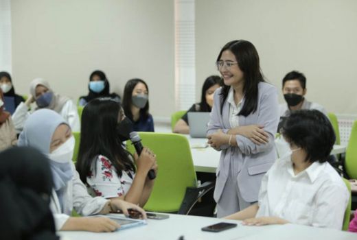 Prilly Latuconsina Ajari Mahasiswa UGM Bangun Citra Positif - GenPI.co JOGJA