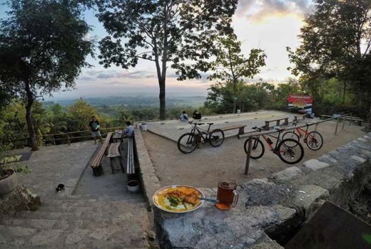 Angkringan Puncak Bibis: Menu Prasmanan, Pemandangan Menawan! - GenPI.co JOGJA