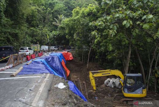 Longsor Jalan Wonosari, Bupati Bantul Sebut perlu Pembuatan Tebing - GenPI.co JOGJA