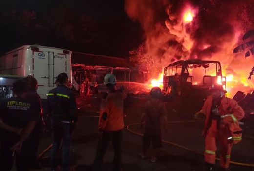 Sebuah Bus dan Tumpukan Ban Bekas Ludes Akibat Kebakaran di Bantul - GenPI.co JOGJA