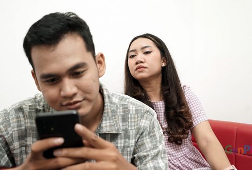 Kecanduan Media Sosial? Begini Akibat dan Cara Menghentikannya - GenPI.co JOGJA