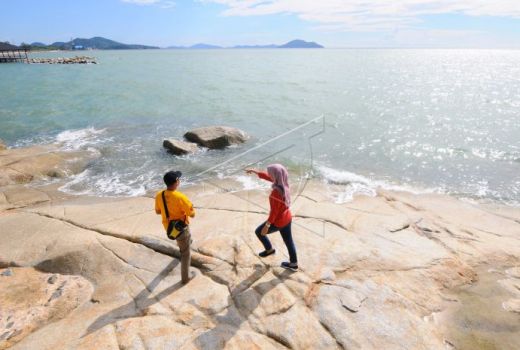 Pencinta Senja Wajib Kunjungi Pantai Tanjung Bajau Singkawang - GenPI.co KALBAR