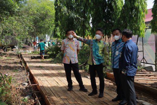 Antisipasi Kecurian, Edi Minta Tiang Pembatas Trotoar Dibeton - GenPI.co KALBAR