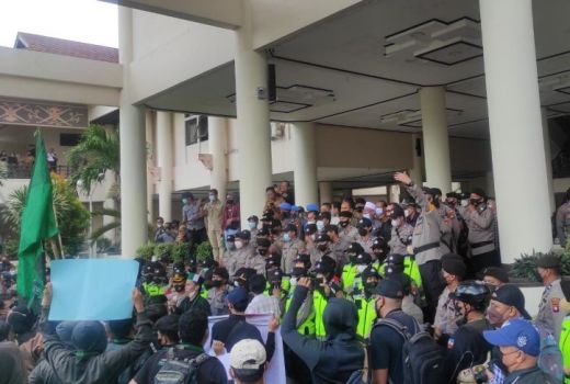 Pesan Berantai Diduga Bocor, Ratusan Mahasiswa Unjuk Rasa di DPRD - GenPI.co KALBAR