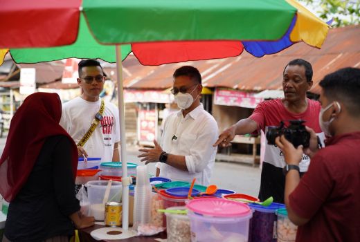 Kolaborasi Wali Kota-Hobby Makan, Borong Takjil dan Traktir Warga - GenPI.co KALBAR