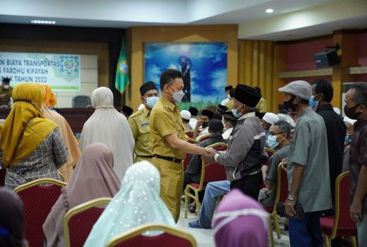 Sudah 67 Tahun, Syahman Masih Semangat Jadi Petugas Fardu Kifayah - GenPI.co KALBAR
