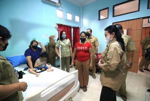 Balita di Landak Dianiaya Ibu Kandung, Alami Luka Memar Serius - GenPI.co KALBAR