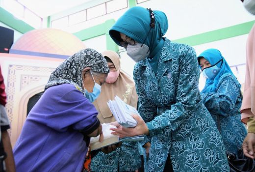 Ekonomi Sulit, Kaum Duafa Terima Bantuan Dana dan Takjil - GenPI.co KALBAR