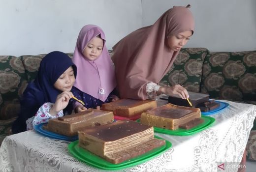 Hanya di Sambas, Kue Lapis Kacang dan Susu Pasti Ada Saat Lebaran - GenPI.co KALBAR