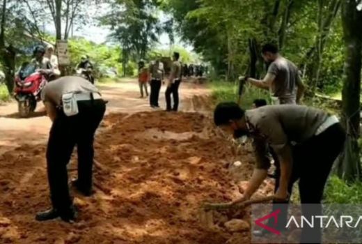 Bantu Pengendara, Satlantas Timbun Jalan Provinsi yang Berlubang - GenPI.co KALBAR