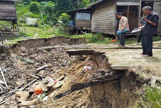 4 Rumah Warga Nyaris Terseret Longsor di Rantau Bumbun - GenPI.co KALBAR