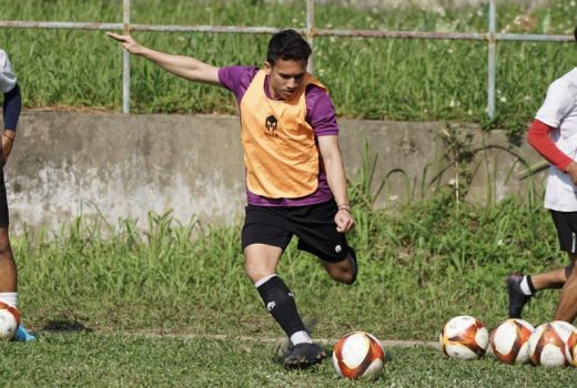 Keluhkan Kondisi Lapangan Latihan, Shin: Rumput Tidak Bagus - GenPI.co KALBAR