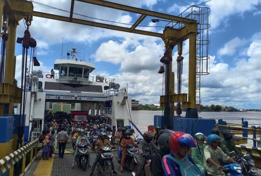 Ogah Macet di Jembatan Kapuas, Warga Serbu Feri Penyeberangan - GenPI.co KALBAR