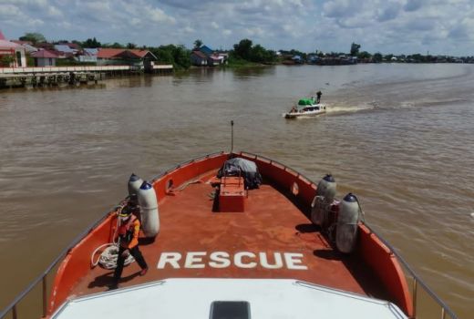 Warga Padati Pesisir Pantai, SAR Siagakan Kapal Penyelamat - GenPI.co KALBAR