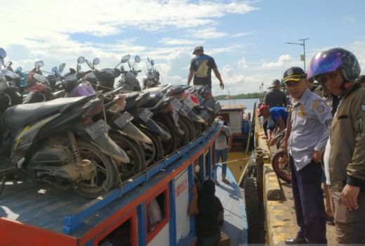 Kapal Motor Penuh, Ratusan Calon Penumpang Gagal Berangkat - GenPI.co KALBAR